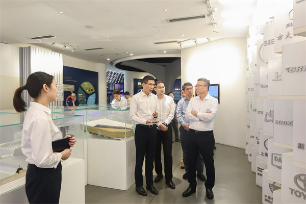 參觀工業廳.jpg