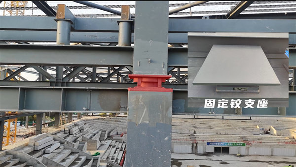 桁架兩端通過箱體連接于框架柱頂的成品固定鉸支座上方.png