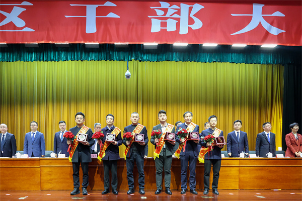 集團執行董事長兼執行總裁孫關富領獎 (2).jpg
